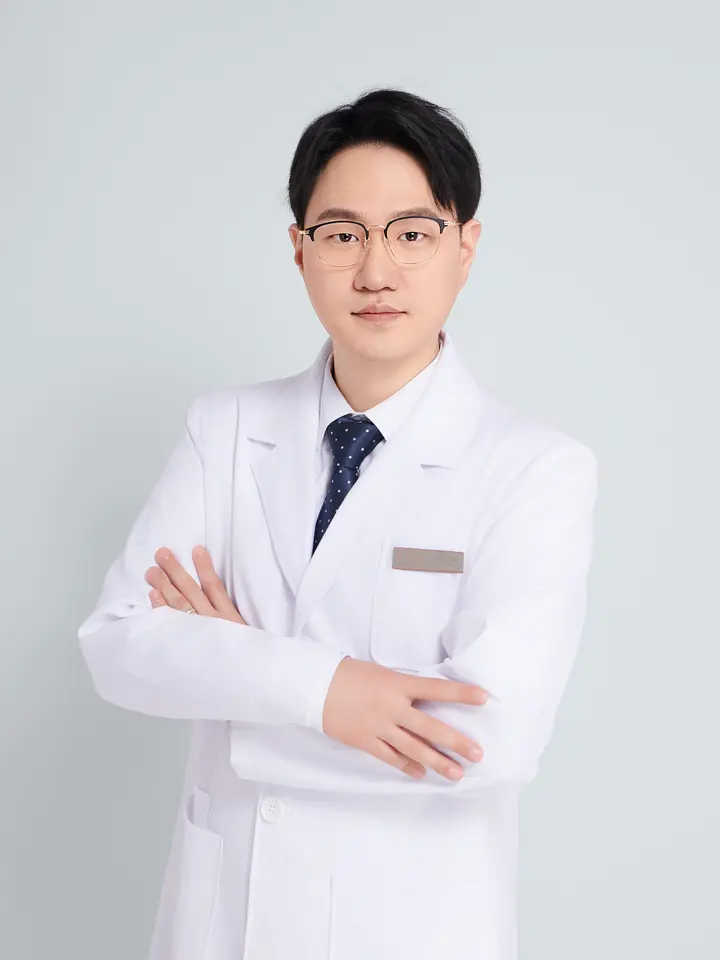 曹成昊院长职业照